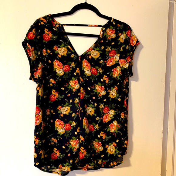 Flowery top, V-Neck. - Picture 1 of 1